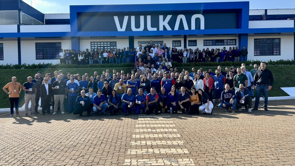 História do Grupo Vulkan: homens e crianças em ambiente industrial